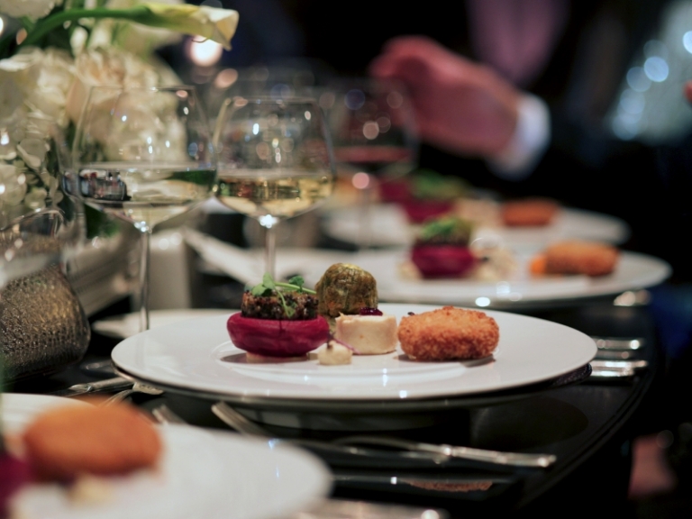 Teller mit Gourmet-Essen