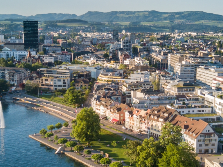 Photo d'une ville suisse vue d'en haut