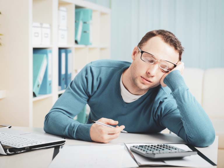 Person schläft am Schreibtisch, Symbolbild Schlaf-Wach-Regulation