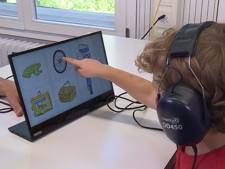 Kind macht Sprachtest an der Bern