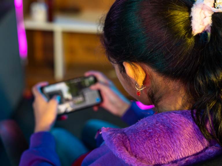 Mädchen konsumiert Medien