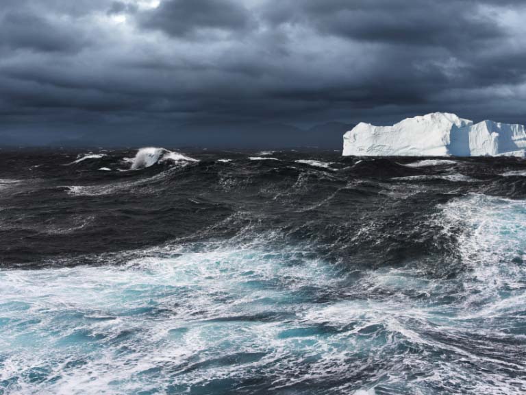 Einsberge im Meer symbolisieren das Thema Eiszeit und Meeresströmung