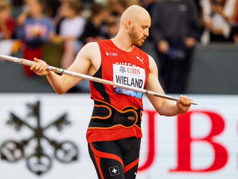 Simon Wieland Student an der Universität Bern beim Speerwurf