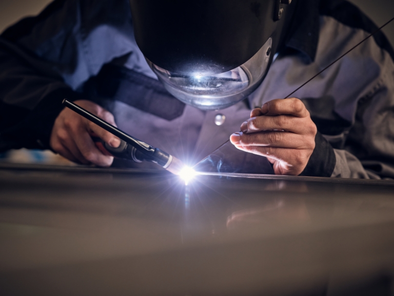 Patrick Bigler beim Schweissen