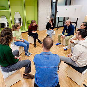 Studierende unterhalten sich in einem Kreis