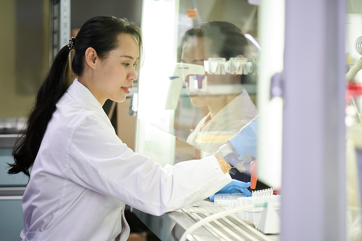 Hang Gander-Bui pipettiert im Labor