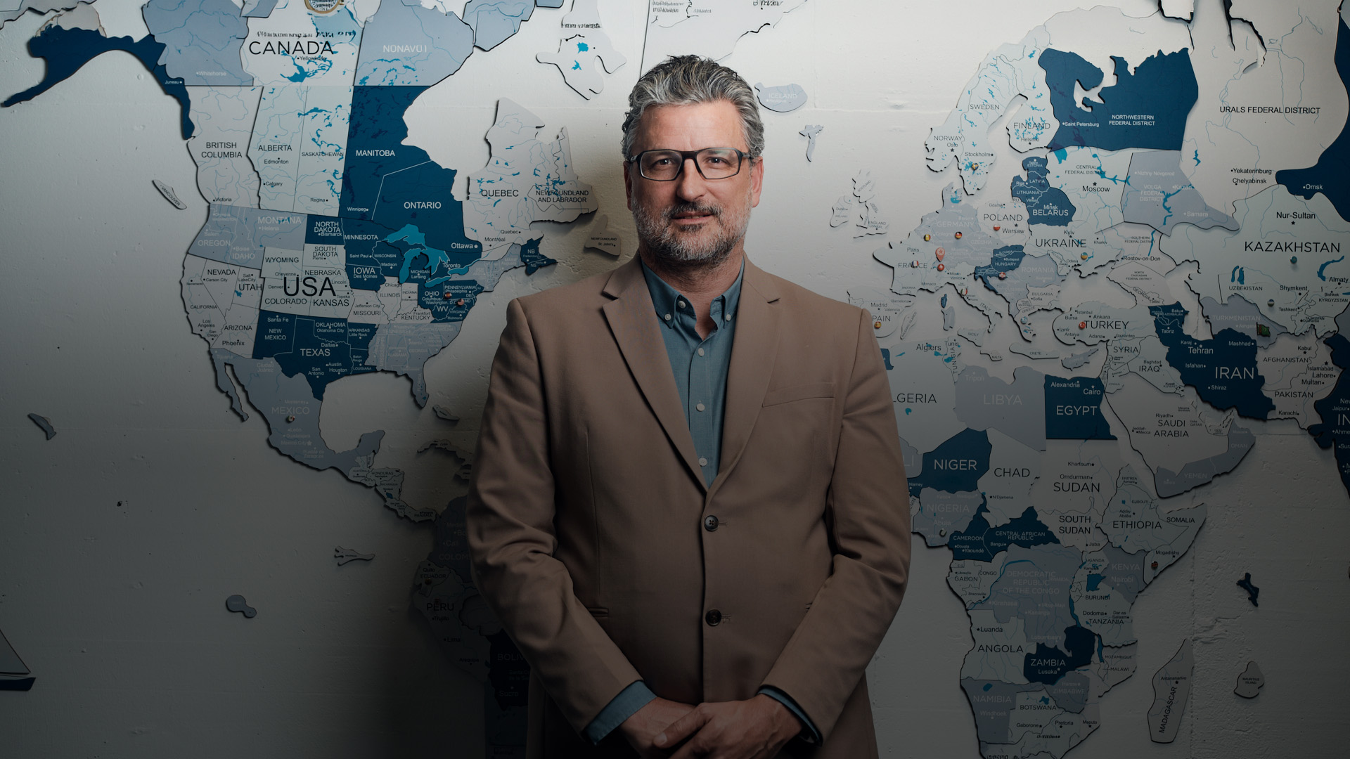 Manuel Elsig vor Weltkarte