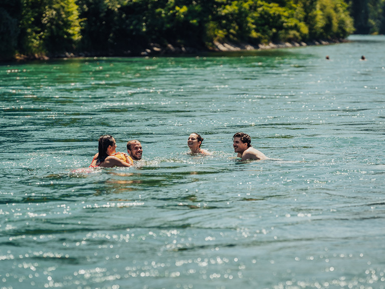 Menschen schwimmen in der Aare © Bern Welcome