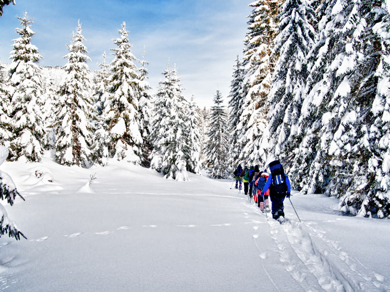 Verschneite Winterlandschaft mit einigen Schneeschuhwanderer