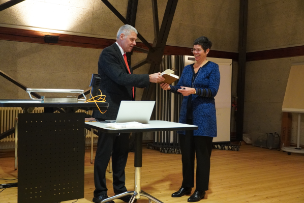 Preisübergabe von Rektor Christian Leumann an Heike Mayer vom GIUB