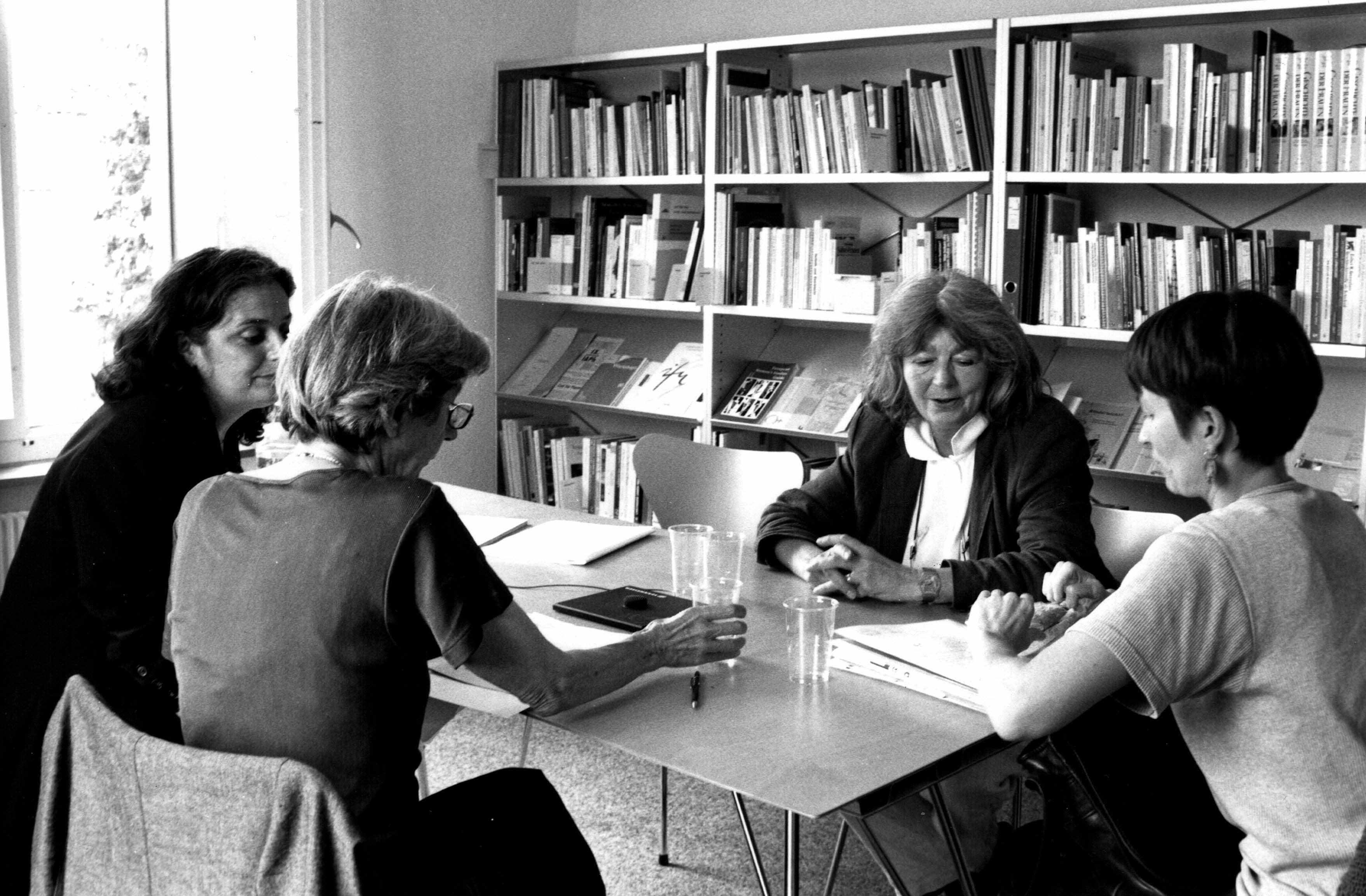 Barbara Lischetti an einer Sitzung unter anderem mit Politikerin Leni Robert (h.r.). © AfC