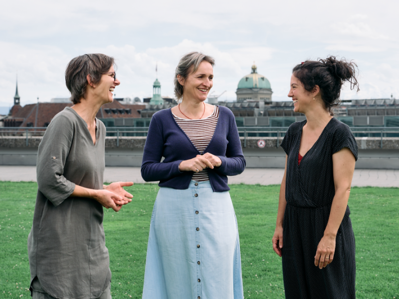Von links nach rechts: Simone Levionnois, Isabel Perego und Judith Cormier im Gespräch.