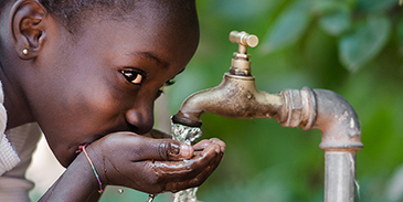 ein afrikanisches Kind trinkt Wasser
