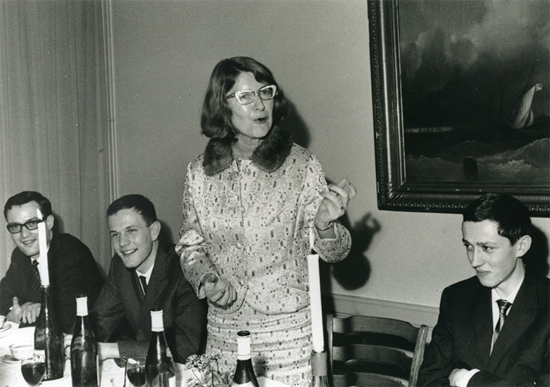 Maria Bindschedler als Berner Ordinaria zusammen mit Studenten um 1965.