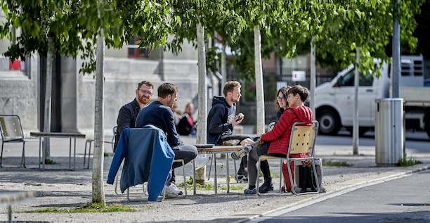 Studierende die im Platanenhof die Sonne geniessen