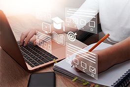 Zu sehen ist eine Person vor einem Laptop mit digital Icons darüber schwebend, die irgendwie Management und Fortschritt symbolisieren