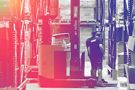 Zu sehen in einem bunten Spektrum: Arbeiter in einer Lagerhalle mit einem Gabelstapler