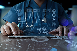 Zu sehen ist der Ausschnitt eines Mannes im Kittel vor einem Laptop mit digitalem Hintergrund