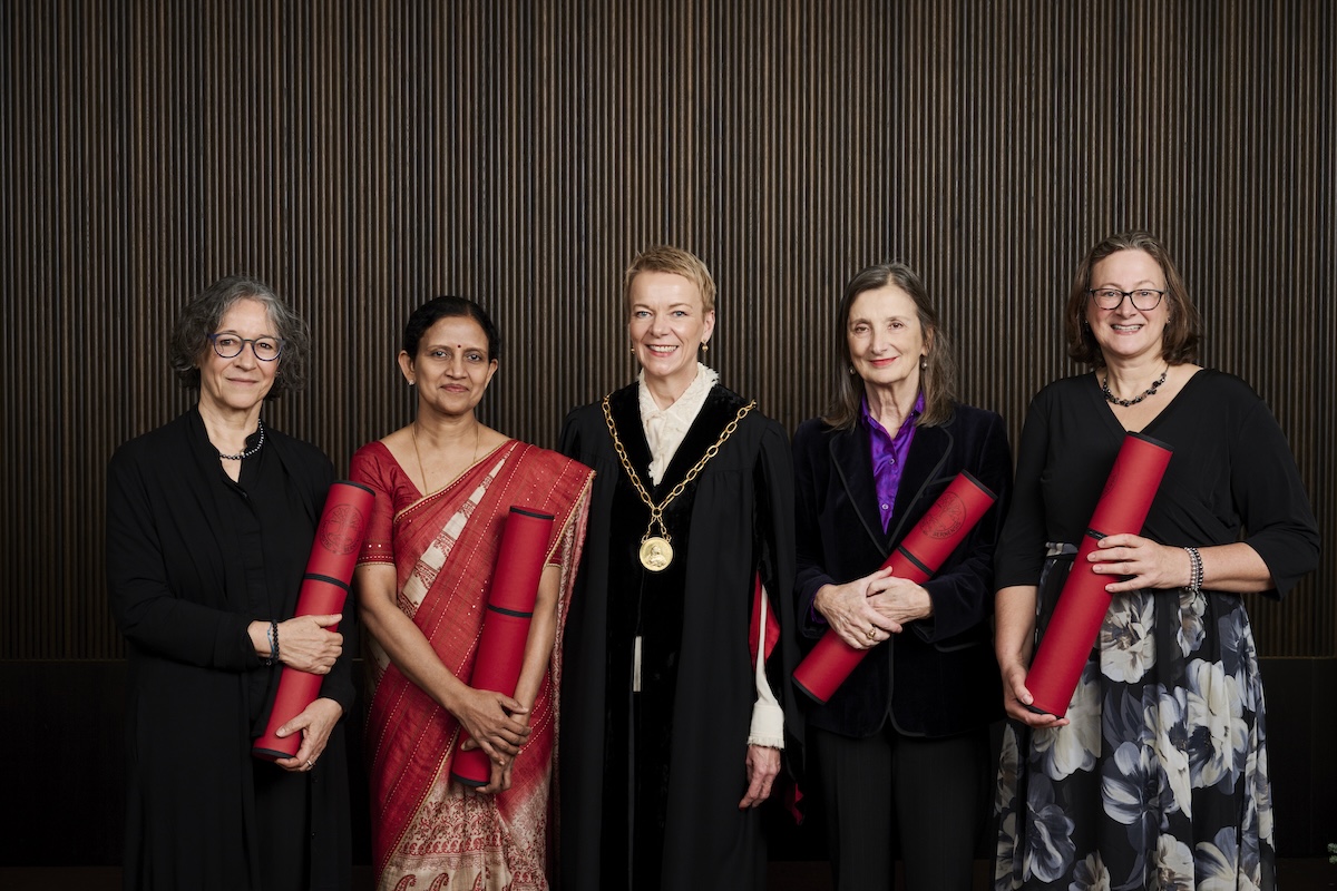 Am 191. Dies academicus der Universität Bern erhielten fünf Persönlichkeiten ein Ehrendoktorat (mit roter Diplomrolle). V.l.n.r.: Franziska Tschan Semmer, P. N. Sylaja, Virginia Richter (Rektorin), Bice Curiger, Elisabeth Bik Auf dem Bild fehlt: Patricia Kopatchinskaja