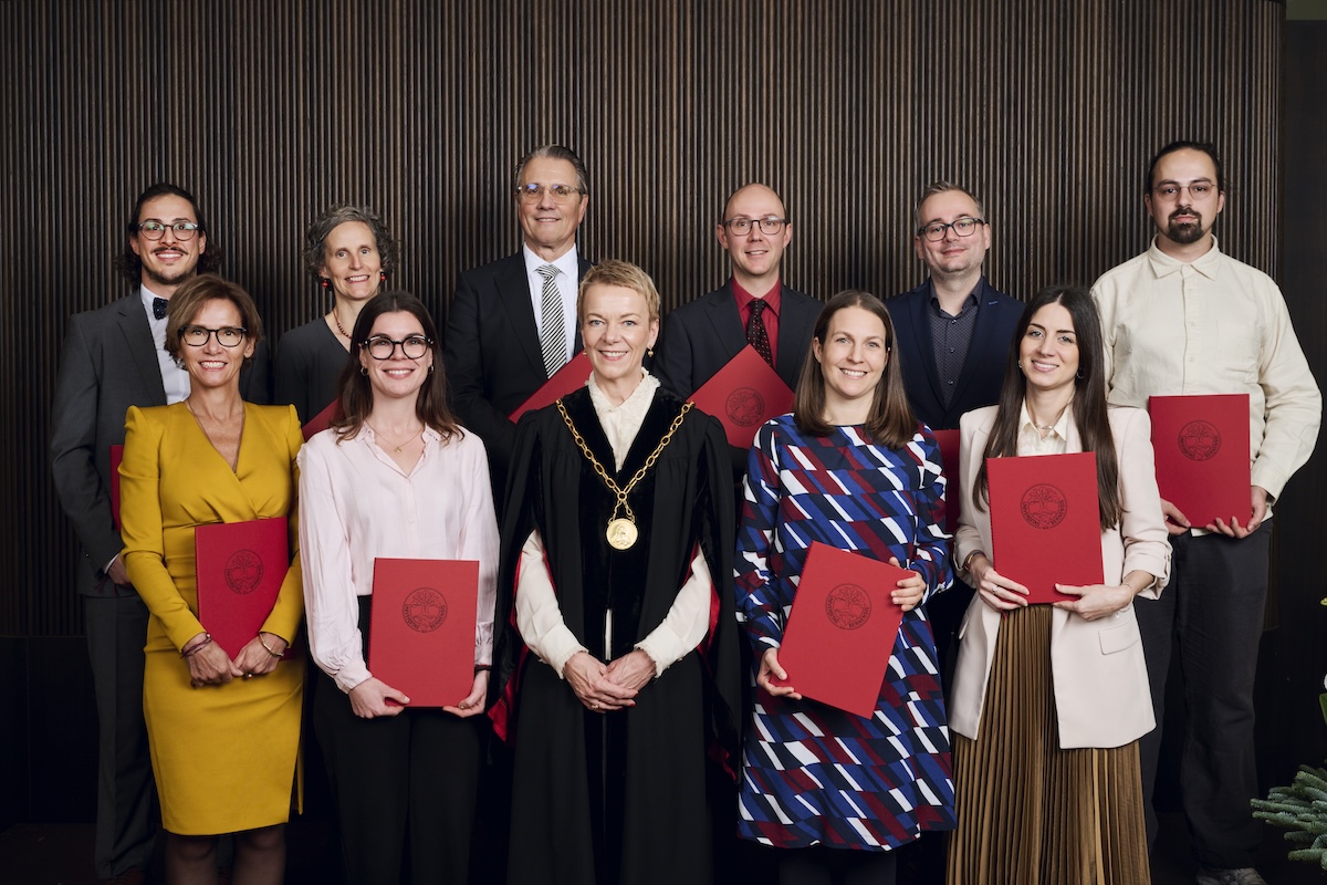 Zehn Personen erhielten am Dies academicus 2025 einen akademischen Preis (mit roter Urkunde). Hinten v.l.n.r.: Etienne Bonvin, Andrea Schärli, Stefan Andreas Tschanz, Jonas Schmid, Ruben Michael Bill und Martín González-Fernández Vorne v.l.n.r.: Christina Voigt, Céline Jacqueline Zeller, Virginia Richter (Rektorin), Gabi Sonderegger und Verdiana Trappetti