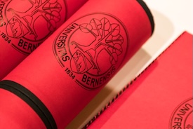 Dies academicus - Rote Beeren mit roten Preisrollen - Stimmungsbild