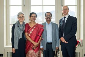 Ioana Constantea (Konrektorin Gymnasium Biel-Seeland und Leiterin Fachmittelschule Biel), P. N. Sylaja (Ehrendoktorin der Medizinischen Fakultät 2025 Universität Bern), A. Gopal (Begleitperson von P. N. Sylaja) und Urs Fischer (Klinkdirektor und Chefarzt Universitätsklinik für Neurologie  Inselspital)
