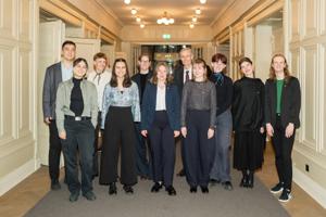 v.l.) Yiğit Alkan (Vorstandsmitglied Studierendenschaft der Universität Bern SUB), Jill Federer (Vorstandsmitglied Studierendenschaft der Universität Bern SUB), Sandro Arnet (ehemaliges Vorstandsmitglied Studierendenschaft der Universität Bern SUB), Ainhoa Martinelli (Vorstandsmitglied Studierendenschaft der Universität Bern SUB), Nina Hummel (Vorstandsmitglied Studierendenschaft der Universität Bern SUB), Linda Estermann (Vorstandsmitglied Studierendenschaft der Universität Bern SUB), Christoph Pappa (Generalsekretär und Leiter Rechtsdienst Universität Bern), Lena Vögeli (Vorstandsmitglied Studierendenschaft der Universität Bern SUB), Jael von Weissenfluh, (Vorstandsmitglied Studierendenschaft der Universität Bern SUB), Marigona Gervalla (ehemaliges Vorstandsmitglied Studierendenschaft der Universität Bern SUB), Ruben Garbade (Präsident Studierendenrat SUB Universität Bern)