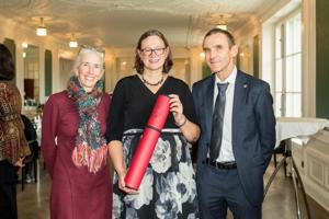 Catherine Peichel (Professorin für Evolutionsökologie Universität Bern),   Elisabeth Bik (Ehrendoktorin der Philosophisch-naturwissenschaftlichen Fakultät) und Jean-Louis Reymond (Dekan Philosophisch-naturwissenschaftliche Fakultät)