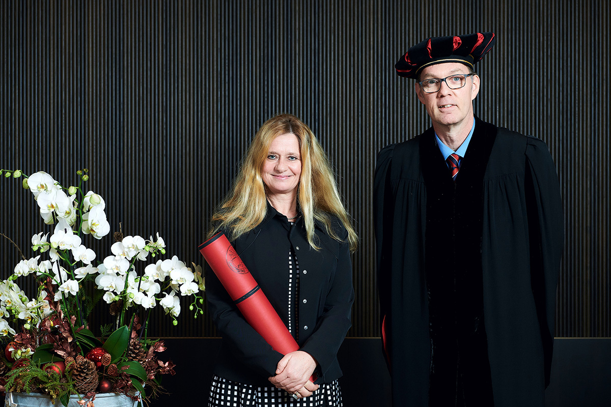 Brigitte Hürlimann, Ehrendoktorin und Peter V. Kunz, Dekan Rechtswissenschaftliche Fakultät