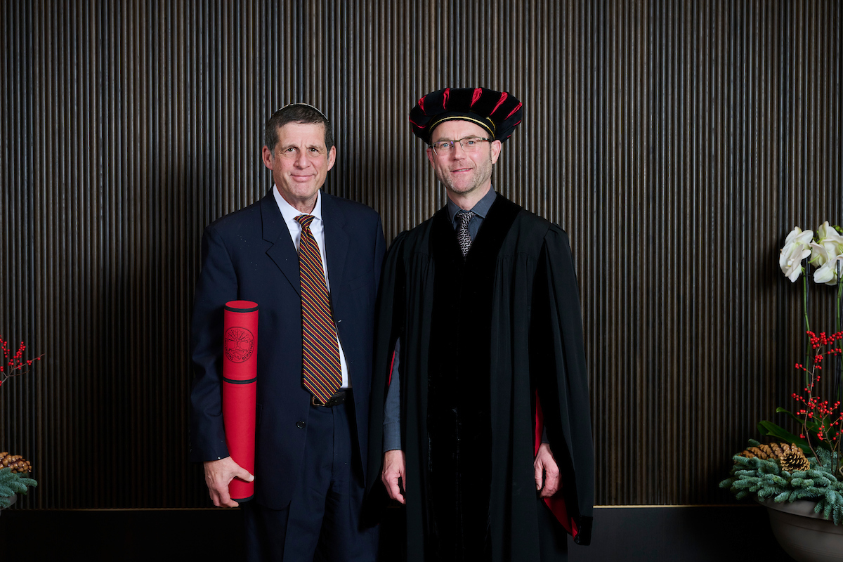 Daniel R. Schwartz, Ehrendoktor und Rainer Hirsch-Luipold, Dekan Theologische Fakultät