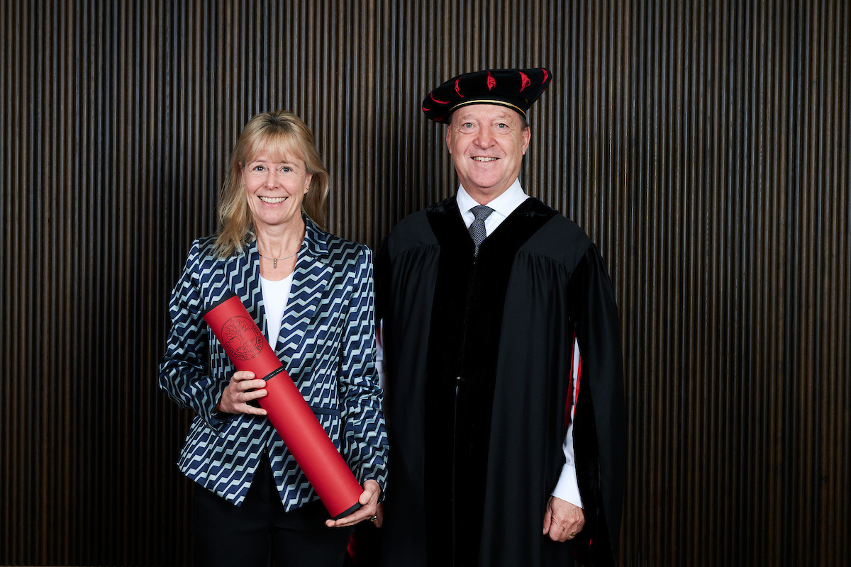 Stefanie Dimmeler, Ehrendoktorin und Claudio Bassetti, Dekan Medizinische Fakultät