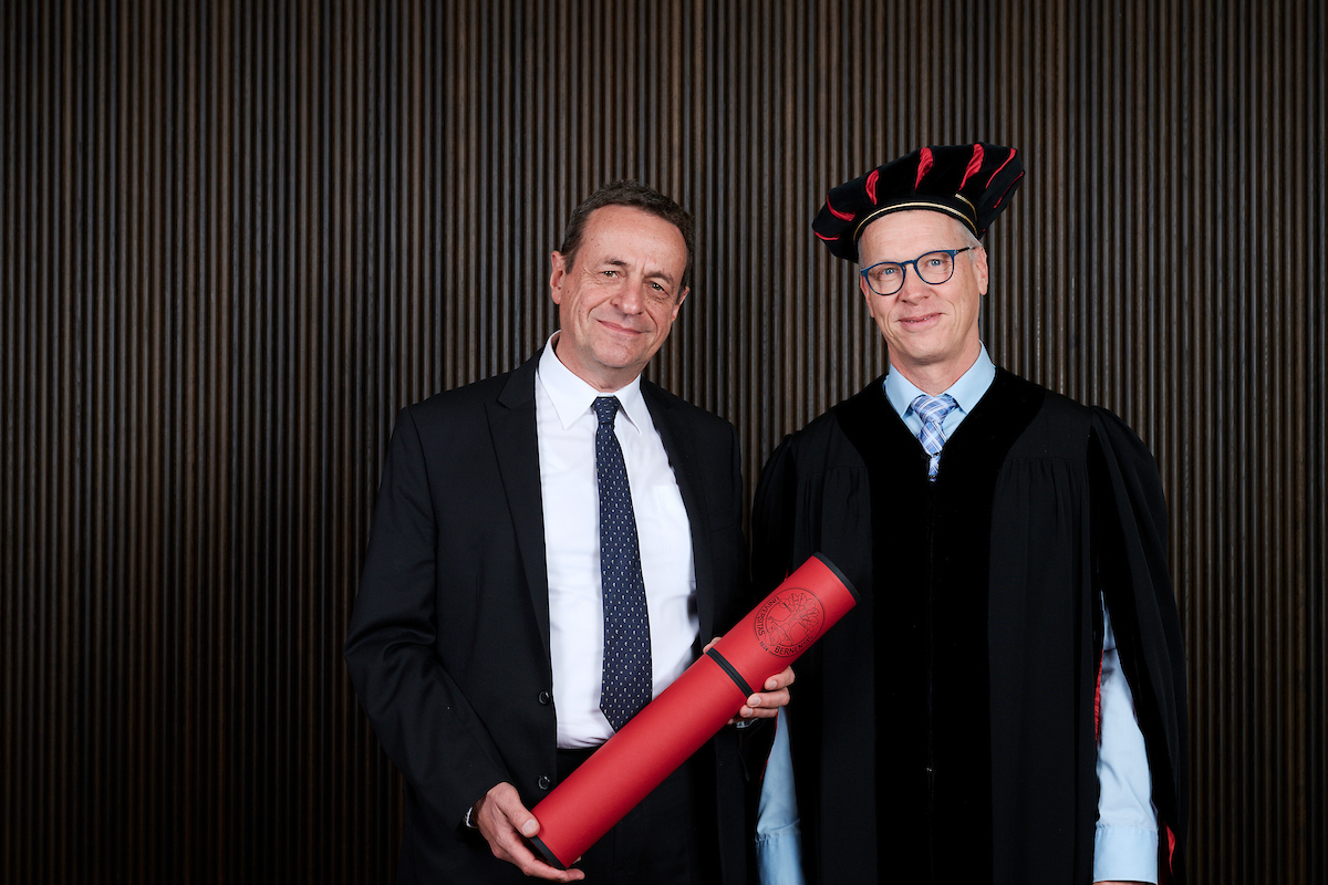 Bernd Sturmfels, Ehrendoktor und Marco Herwegh, Dekan der Philosophisch-naturwissenschaftlichen Fakultät