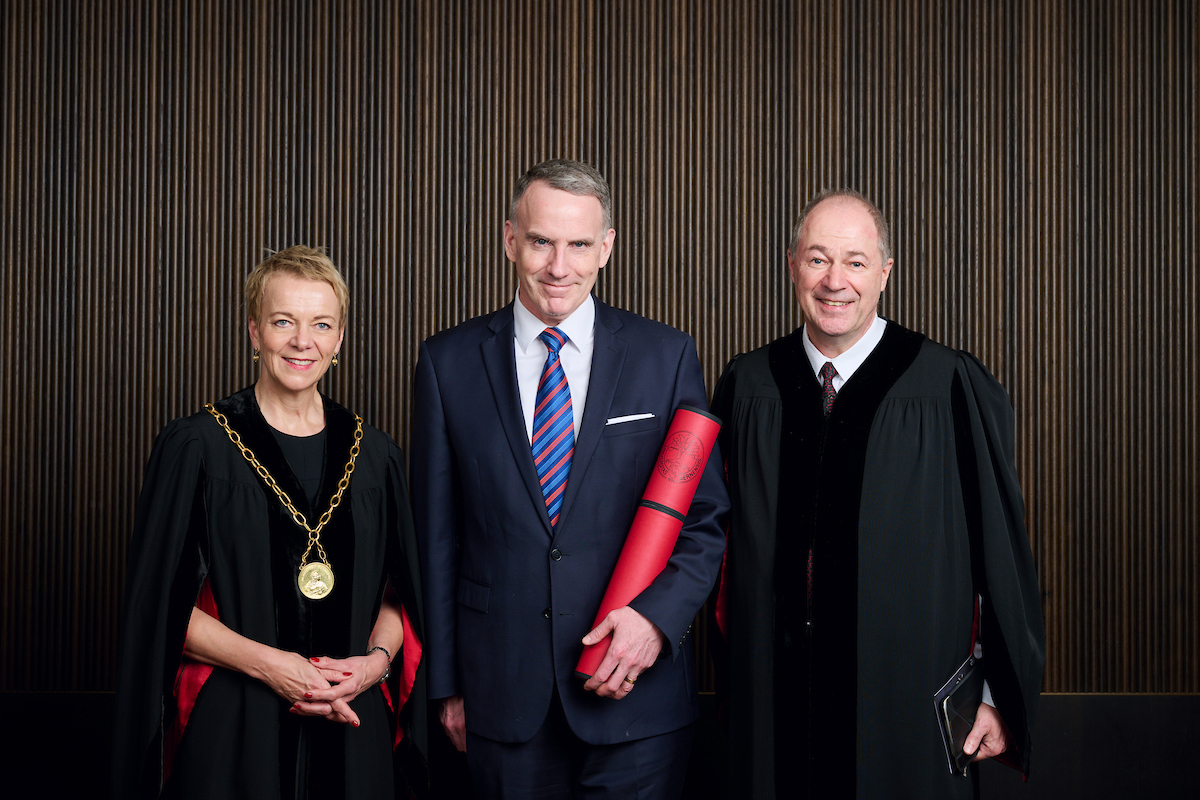 Virginia Richter, Rektorin Universität Bern, Edward Glaeser, Ehrendoktor und Thomas Myrach, Dekan Wirtschaft- und Sozialwissenschaftliche Fakultät