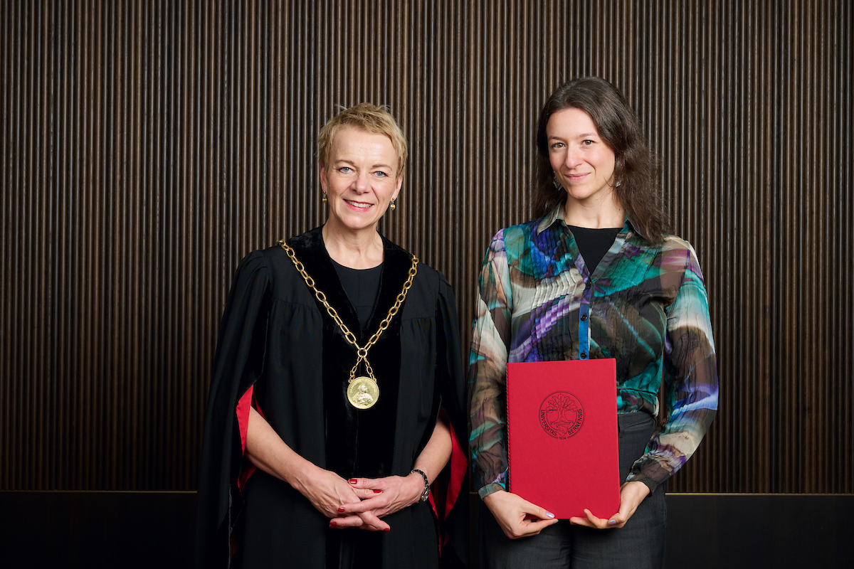 Virginia Richter, Rektorin Universität Bern und Sabrina Stallone, Preisträgerin Barbara-Lischetti-Preis. Auf dem Bild fehlt: Jonah I. Garde, Preisträger Barbara-Lischetti-Preis