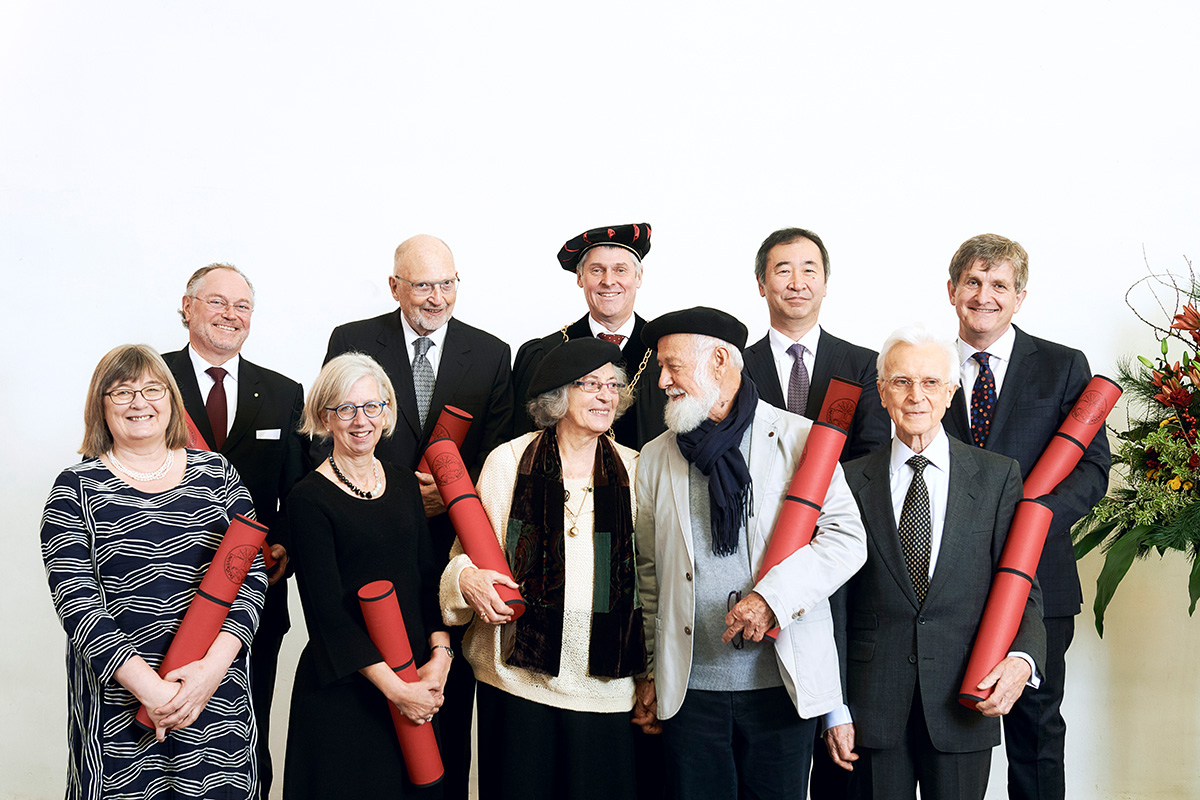 Im Anschluss an die Reden wurde in einem feierlichen Akt neun Persönlichkeiten die Ehrendoktorwürde verliehen.