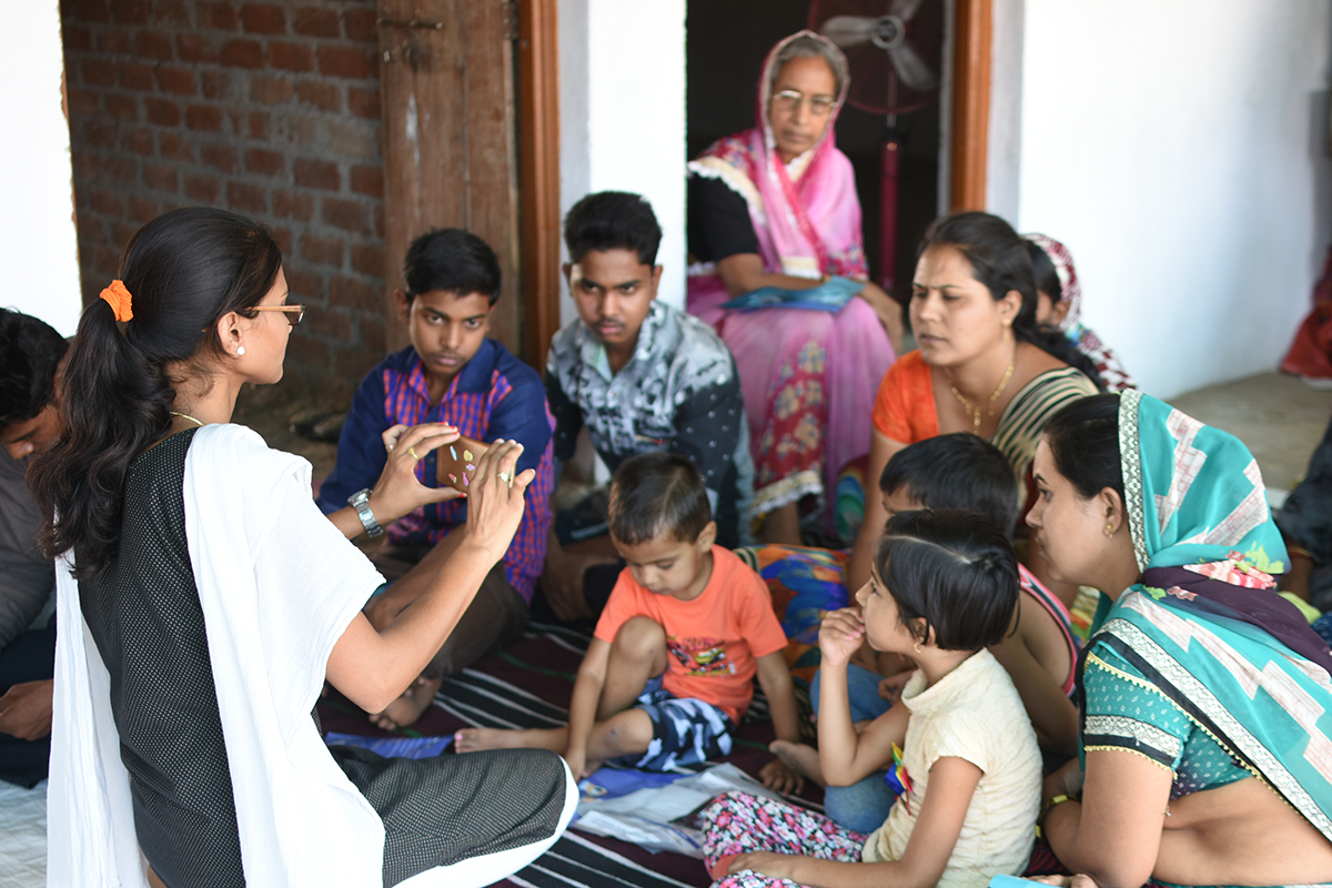 Eine Bauernfamilie in Indien erhält ein Training im Umgang mit digitalen Tools. © Grameen Foundation