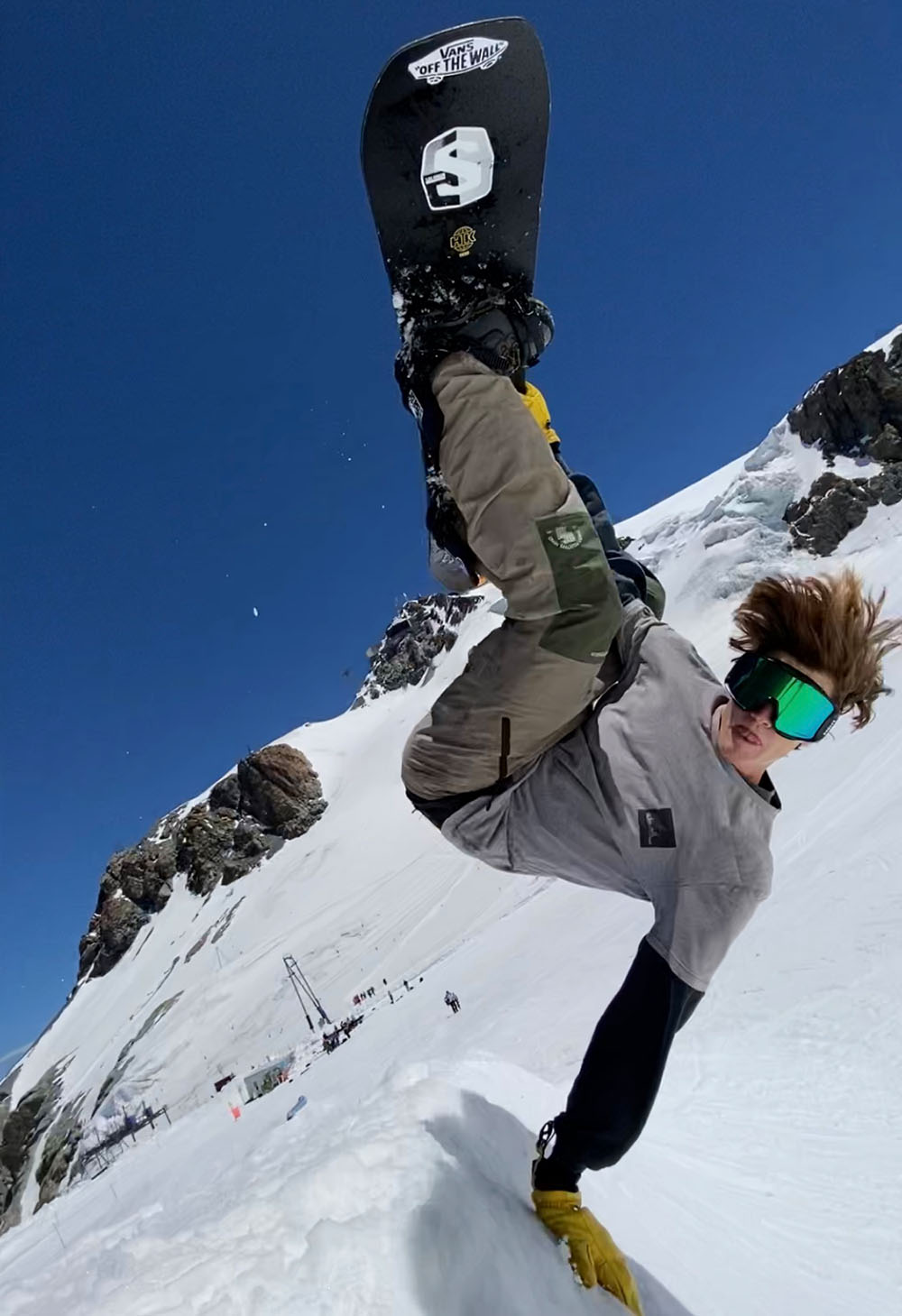 Philip Schwan hat sich als Snowboarder für die Winteruniversiade 2021 qualifiziert. Er studiert Sportwissenschaften an der Phil.-hum. Fakultät der Universität Bern.  © Universitätssport der Universität Bern