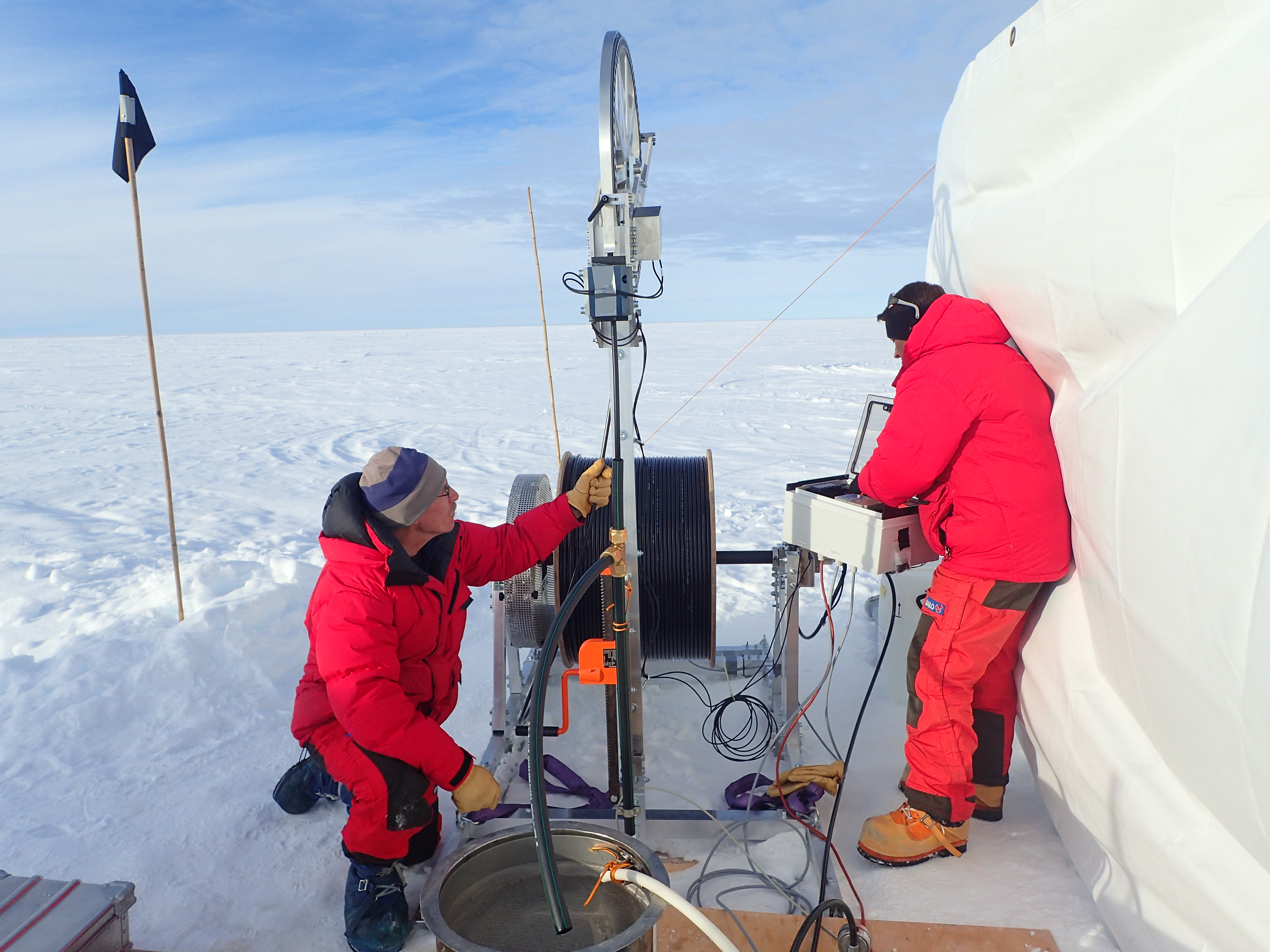 Probebohrung in Grönland bei -31° Celsius. In nur eineinhalb Stunden konnte auf eine Tiefe von 20 Metern gebohrt werden. @ Jakob Schwander, Universität Bern.
