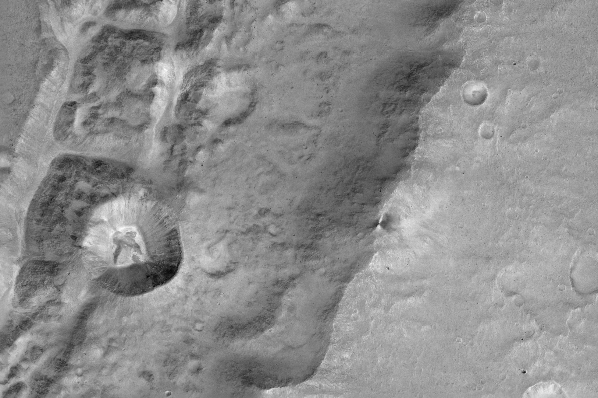 Bild eines Kraters von 1.4 km Durchmesser (links) auf dem Rand eines noch viel grösseren Kraters nahe dem Mars-Äquator. Die Auflösung beträgt 7.2m/Pixel. Die Bilder sind gestochen scharf und zeigen, dass die Datengewinnung der Kamera sehr gut funktioniert.