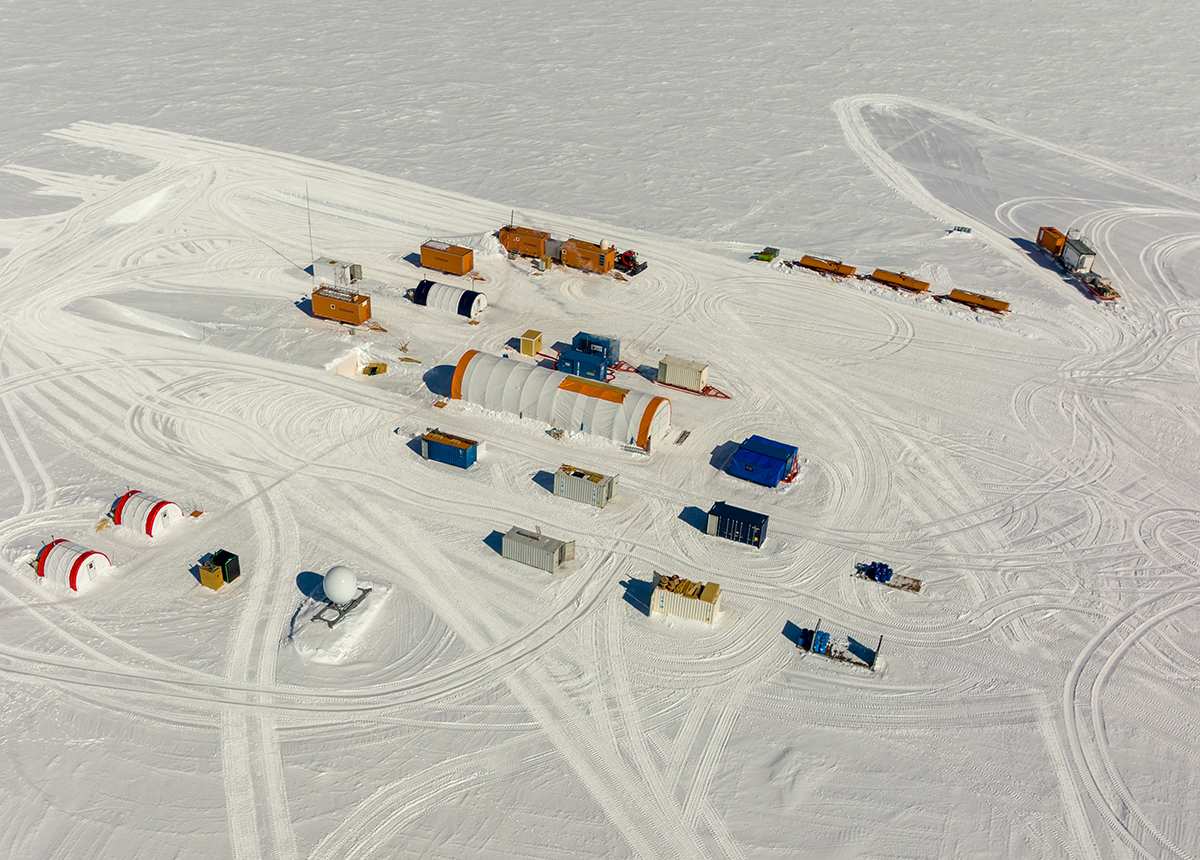 Hier wird im Rahmen des europäischen Projekts «Beyond EPICA – Oldest Ice» nach dem ältesten Eis der Welt gebohrt: Das Camp in Litte Dome C in der Antarktis.