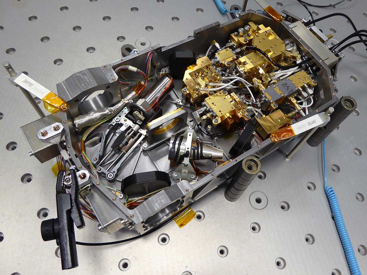 Das Bild zeigt die optischen Bauteile und die Hochfrequenzelektronik der zwei Empfänger des SWI der Juice Mission. © Max-Planck-Institut für Sonnensystemforschung