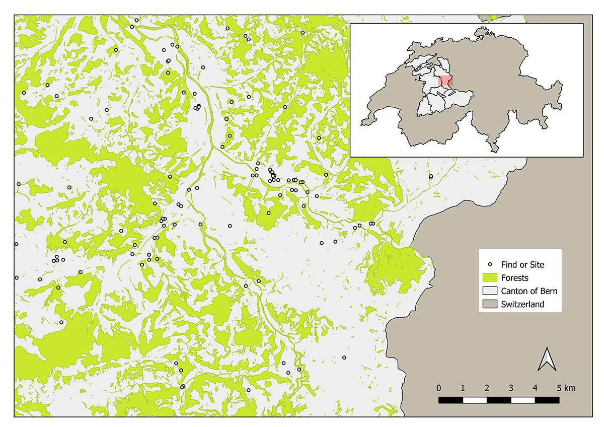Inventar archäologischer Stätten des Kantons Bern in Kombination mit den bestehenden Waldflächen. Inventare weisen häufig mehr archäologische Stätten in unbewaldeten Gebieten auf, weil diese einfacher zu finden und zu untersuchen sind.