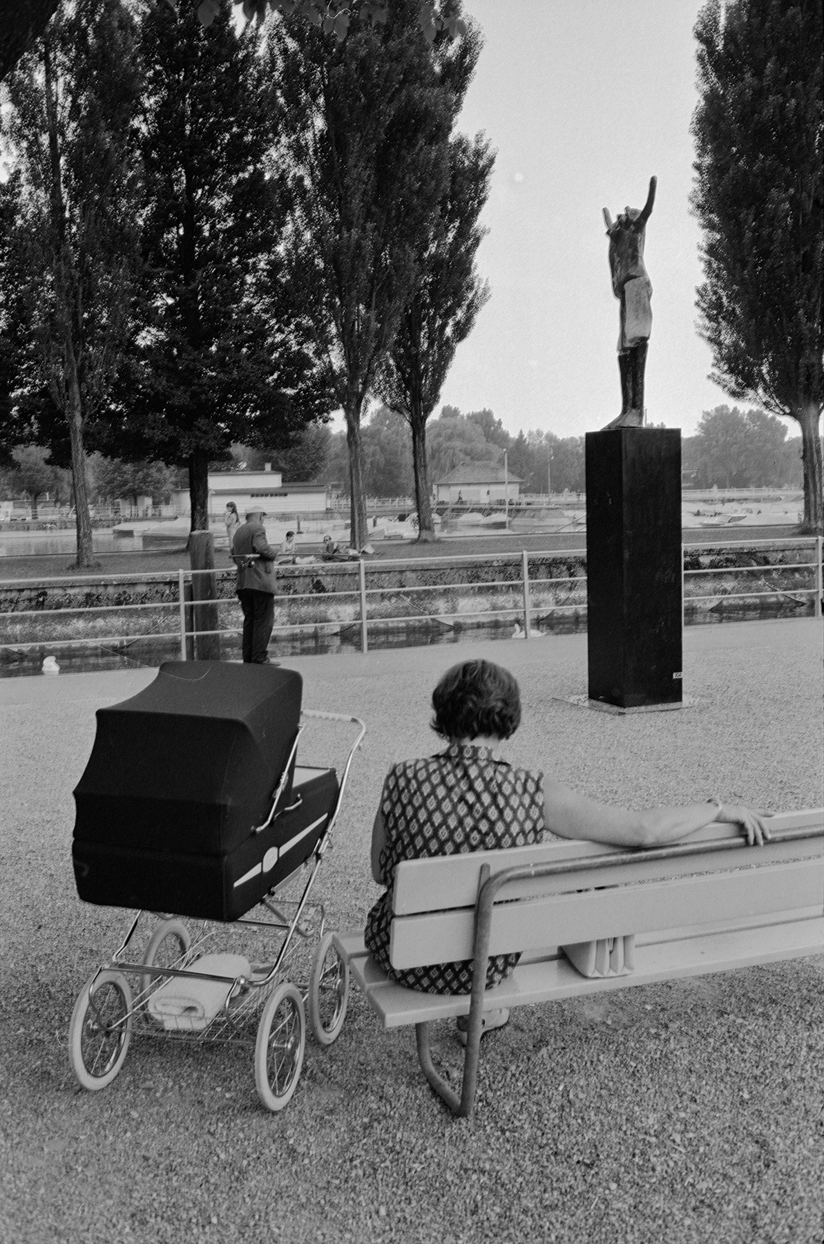 Eine Szene mit der Skulptur Redner vom Schweizer Bildhauer Kurt Laurenz Metzler im Hintergrund, aufgenommen im Jahr 1970. © ETH-Bibliothek Zürich, Bildarchiv / Fotograf: Baumann, Heinz / Com_L19-0418-0003-0003