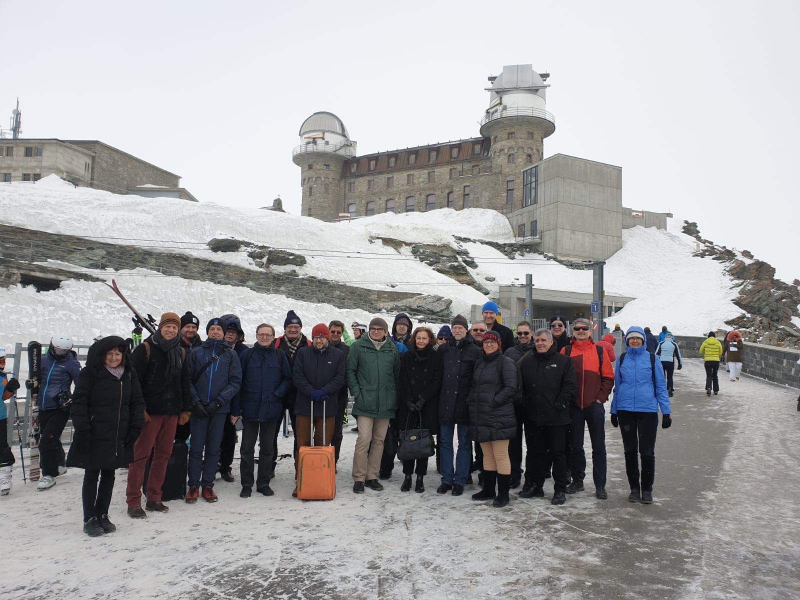 Die ESO-Delegation bei einem Besuch auf dem Gornergrat mit der Forschungsstation Jungfraujoch. © SBFI