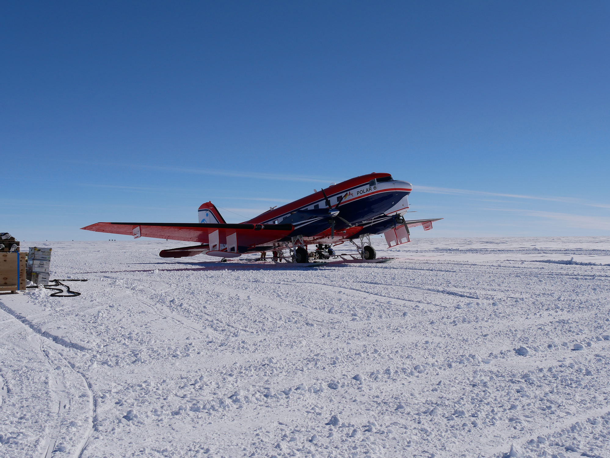 Auftanken des AWI-Polarflugzeugs Polar 6 im Feldlager «Oldest Ice Reconnaissance» im Dronning Maud Land, das für flugzeug-gestützte Radaruntersuchungen eingesetzt wird. Bild: Alexander Weinhart