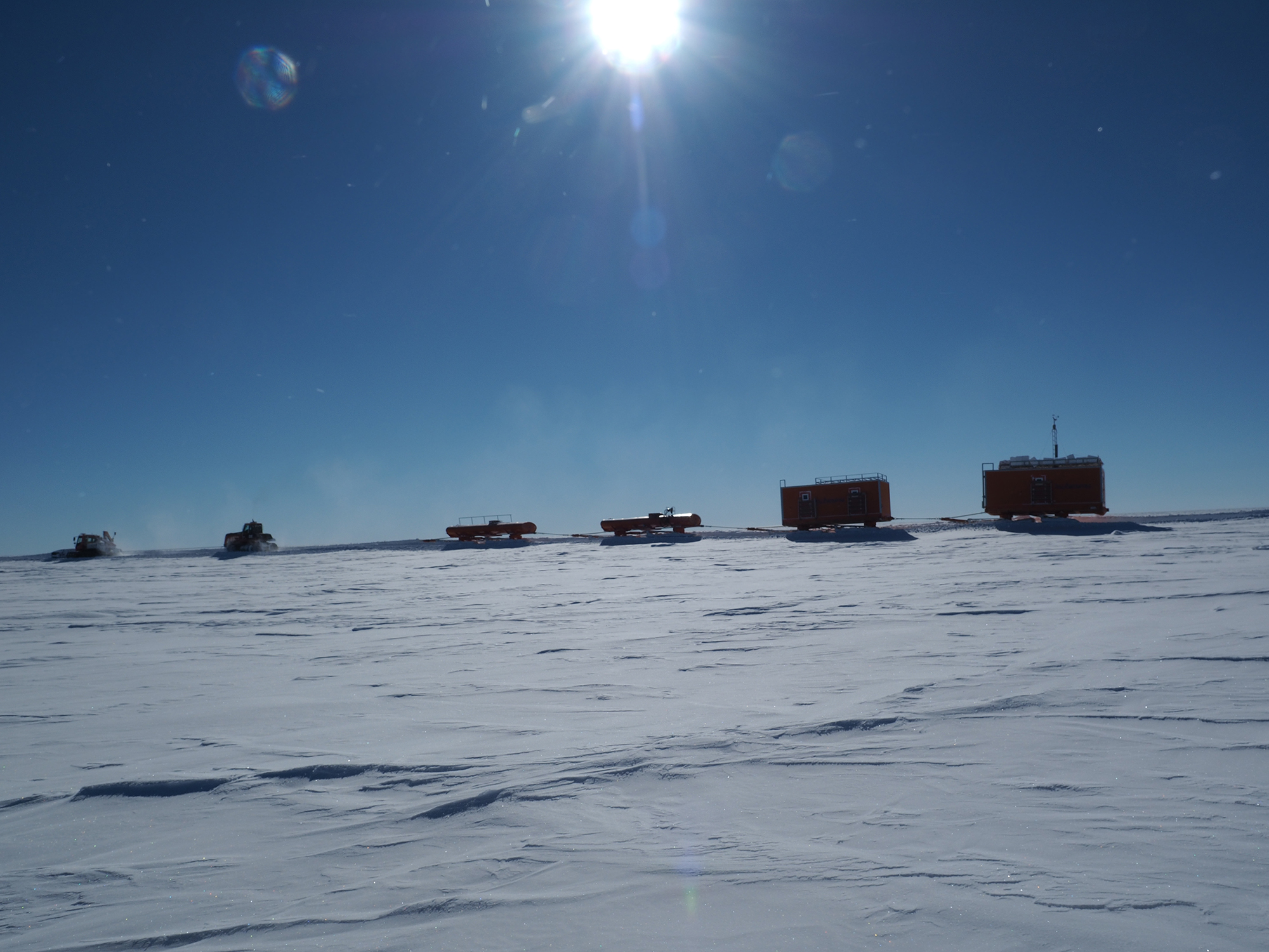 Traverse zur Bohrstelle in Little DomeC, Antarktis, um Material für das Feldlager zu liefern. Bild: Gianluca Bianchi-Fasani