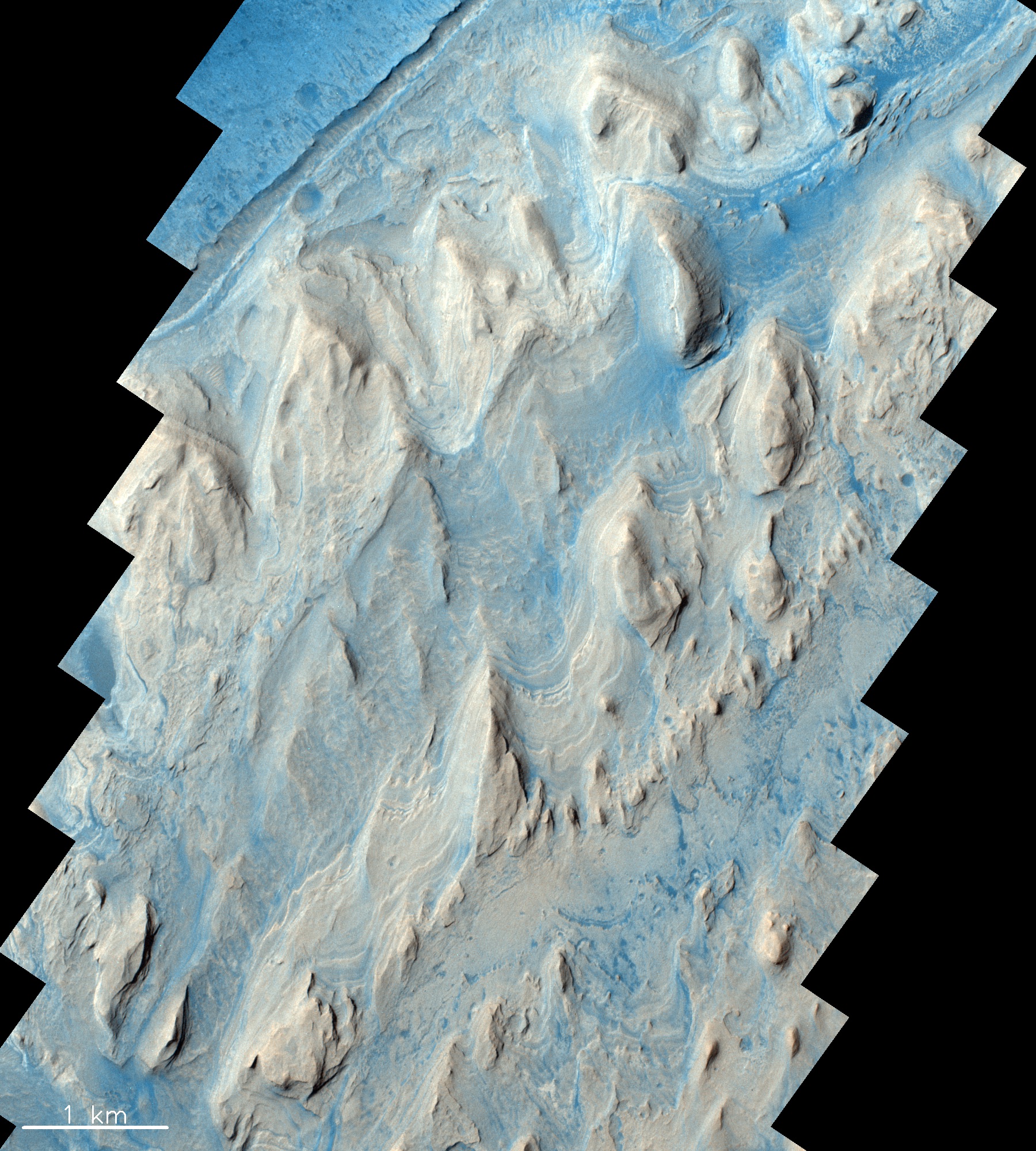 Der Gale Crater, heute der Standort des Curiosity Rovers der NASA, hat einen Durchmesser von ca. 150 km und liegt nahe der Grenze zwischen dem südlichen Hochland und dem nördlichen Tiefland des Mars. Im Krater befindet sich ein massiver zentraler Hügel, der kilometerdicke, geschichtete Sedimentgesteine enthält. Diese sind Indikatoren dafür, dass sich das Klima auf dem Mars entwickelt hat von feuchteren Bedingungen, unter denen sich wasserführende Mineralien bildeten, zu den heute beobachteten trockeneren Klimabedingungen.  © ESA/Roscosmos/CaSSIS, CC BY-SA 3.0 IGO